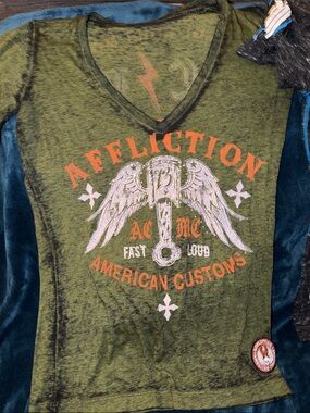 Affliction Women’s Olive Green V-Neck Graphic Tee. Size Large